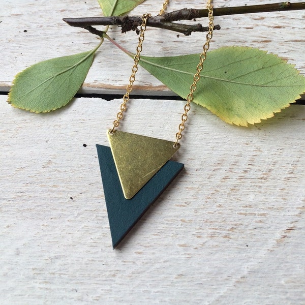 Collier géométrique - Collier triangle - Bijoux géométriques - Collier en bois et laiton - Collier découpé au laser