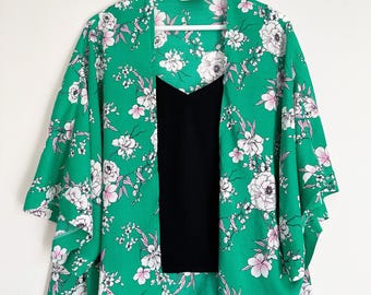 Sommer Kimono Cover-Up - leichte Kimonojacke - grüner und weißer Kimono mit Blumendruck