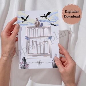 Könnte beinhalten: Ein rechteckiger Druck mit einer Bücherregal-Illustration, zwei Regalböden mit Büchern, zwei Glasflaschen, drei fliegenden Drachen, zwei Motten und zwei Kristallclustern am unteren Rand. Der Text Digitaler Download steht in einem pfirsichfarbenen Kreis.