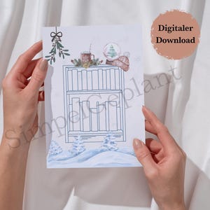 Può includere: Una stampa rettangolare con un'illustrazione a linee di una libreria a due ripiani piena di libri. Il ripiano superiore è decorato con una tazza, una palla di neve e del vischio. La parte inferiore mostra un paesaggio innevato con piccoli pini.
