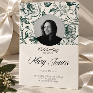 Puede incluir: Un programa funerario con un retrato circular en blanco y negro de una persona, rodeado de arte lineal botánico verde oscuro. El texto dice: Celebrating the life of Mary Jones, Feb 2, 1993- Jan 18, 2023, Service to be held on Sunday October 13, 2026 St Eleonor's Chapel.