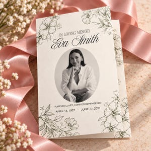 Può includere: Un cartoncino per programma funebre con un ritratto in bianco e nero di una persona in una cornice ovale centrale. Il cartoncino ha uno sfondo bianco con disegni floreali a linee verde scuro, il testo IN LOVING MEMORY, Eva Smith, FOREVER LOVED, FOREVER REMEMBERED.
