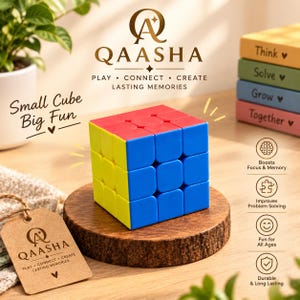Peut inclure: Un cube de puzzle 3x3 multicolore avec des faces rouges, bleues et jaunes. Le cube repose sur une base en bois circulaire. Le texte sur l'image inclut QAASHA, Small Cube Big Fun, Think, Solve, Grow, Together, et des icônes de réflexion.