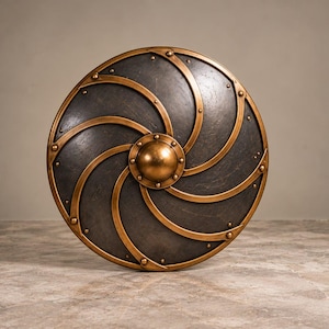 Puede incluir: Un escudo circular con una superficie metálica oscura y desgastada, que presenta una serie de bandas metálicas curvas de color bronce que irradian desde un umbo central redondeado. La estructura está asegurada con pequeños remaches.