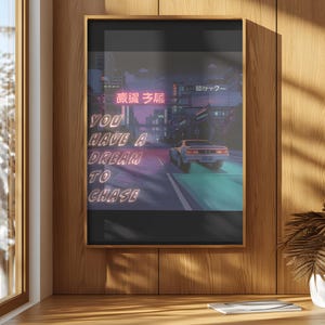 Puede incluir: Un cuadro rectangular con una ilustración de estilo retro de un coche conduciendo por una calle de la ciudad de noche. La imagen incluye letreros de neón rosa con caracteres japoneses y el texto en inglés, YOU HAVE A DREAM TO CHASE.