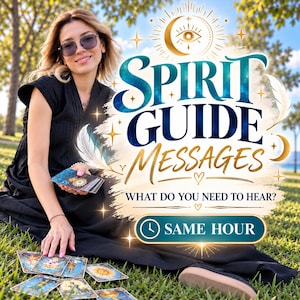 Puede incluir: Una persona con vestido negro sostiene cartas de tarot con el texto SPIRIT GUIDE MESSAGES WHAT DO YOU NEED TO HEAR? y SAME HOUR. La imagen muestra un gráfico de luna creciente y ojo, plumas blancas y cartas de tarot esparcidas sobre el césped.