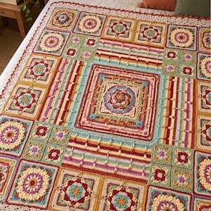 Può includere: Una grande coperta rettangolare all'uncinetto con un motivo floreale centrale circondato da vari motivi quadrati geometrici. Il design incorpora una vivace tavolozza di colori rosso, giallo, blu, verde e crema, rifinita con un bordo smerlato.
