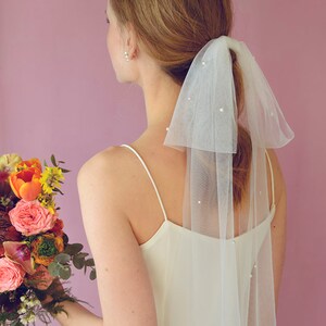 Wedding Veil Bow, Tulle Bow with Pearls, Short Veil, Bridal Veil, Alternative Veil image 3