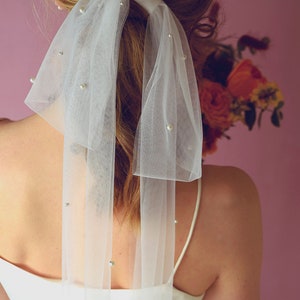 Wedding Veil Bow, Tulle Bow with Pearls, Short Veil, Bridal Veil, Alternative Veil image 2