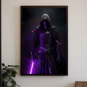 Op de afbeelding: Een ingelijste muurkunstprint met een figuur in een kap, gekleed in donker harnas met een masker en een vloeiende mantel. Het figuur houdt een gloeiend paars lichtzwaard vast tegen een donkere, sfeervolle achtergrond met subtiele paarse lichtaccenten.