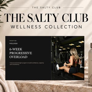 Puede incluir: Un gráfico promocional para The Salty Club Wellness Collection que presenta un programa de fuerza de 6 semanas. La imagen incluye texto, una fotografía de una persona usando equipo de gimnasio, una botella de agua beige y una mancuerna.