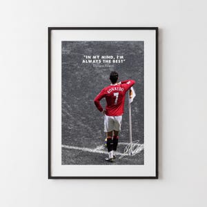 Può includere: Un poster incorniciato raffigurante un calciatore con una maglia rossa numero 7 e pantaloncini bianchi su un campo. Il testo recita "IN MY MIND, I'M ALWAYS THE BEST" e "Cristiano Ronaldo", con una firma grafica bianca in basso.