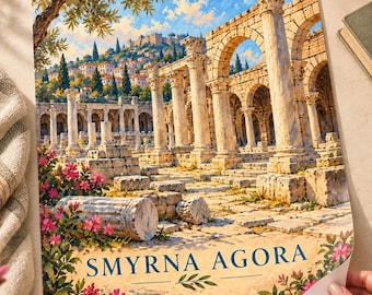 Puede incluir: Una impresión rectangular con una pintura al óleo de las ruinas del Ágora de Esmirna con columnas de piedra, arcos y una ciudad en la ladera bajo un cielo azul. El texto SMYRNA AGORA está impreso en azul oscuro con un icono de hoja.