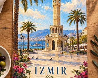 Puede incluir: Una impresión rectangular con una pintura al óleo de la Torre del Reloj de Esmirna en Turquía. La escena muestra la torre de piedra bajo un cielo azul brillante, rodeada de palmeras, una plaza soleada frente al mar y flores rosas. El texto IZMIR está impreso en azul oscuro en la parte inferior.