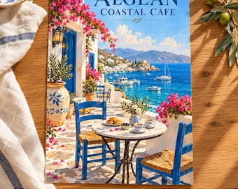 Puede incluir: Una impresión rectangular titulada Aegean Coastal Cafe que muestra una terraza mediterránea soleada con sillas de madera azul, una mesa redonda, flores de buganvilla rosa y una vista de un puerto turquesa con barcos y montañas.