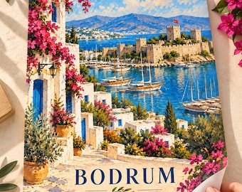 Puede incluir: Una impresión rectangular con una pintura de un puerto egeo soleado en Bodrum. La escena muestra edificios de piedra blanca con contraventanas azules, buganvillas rosas, veleros en aguas azules y un castillo. El texto BODRUM está centrado.
