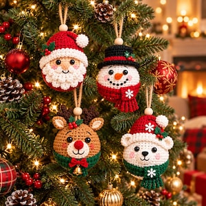 Könnte beinhalten: Vier runde Häkelanhänger mit weihnachtlichen Motiven: ein Weihnachtsmann mit roter Mütze, ein Schneemann mit schwarzem Zylinder und rotem Schal, ein braunes Rentier mit Geweih und Glöckchen sowie ein weißer Eisbär mit roter Mütze und grünem Schal.