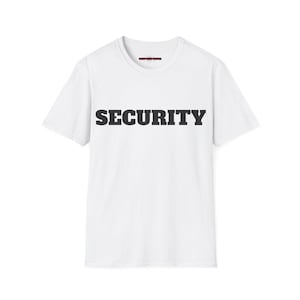 Könnte beinhalten: Ein weißes Kurzarm-T-Shirt mit dem Wort SECURITY in fetten, schwarzen Großbuchstaben auf der Brust. Das Kleidungsstück hat einen Rundhalsausschnitt und ein kleines rot-schwarzes Markenetikett, das im Inneren des Kragenbereichs sichtbar ist.