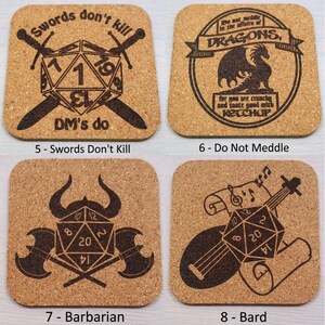 Peut inclure: Quatre sous-verres en liège avec des motifs différents liés à Donjons et Dragons. Le premier sous-verre a un dé à 20 faces avec deux épées croisées et le texte "Swords don't kill DM's do". Le deuxième sous-verre a un dragon avec le texte "Do not meddle in the affairs of Dragons, for you are crunchy and taste good with ketchup". Le troisième sous-verre a un dé à 20 faces avec deux haches croisées et un casque à cornes. Le quatrième sous-verre a un dé à 20 faces avec un parchemin et une luth.