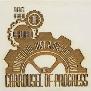 Może przedstawiać: Drewniany znak z brązowym wzorem koła zębatego i tekstem "There's a great big beautiful tomorrow just a dream away. Carousel of Progress 1975."
