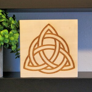 Celtic Trinity - letrero de estante de madera grabado con láser disponible en 2 tamaños.