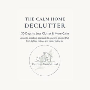 Può includere: Un grafico informativo bianco intitolato THE CALM HOME DECLUTTER, 30 Days to Less Clutter & More Calm. Include il testo: A gentle, practical approach to creating a home that feels lighter, calmer and easier to live in, con un logo circolare.