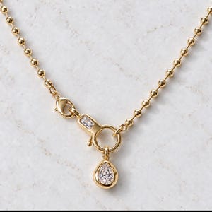 Halskette mit Kugelkette aus 14-karätigem Gold, Edelsteinverschluss, abstrakter Anhänger (45,7 cm)