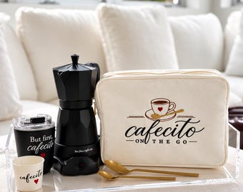 Set de regalo Cafecito On The Go, cafetera moka eléctrica, vaso térmico de viaje, cucharas doradas, estuche bordado.