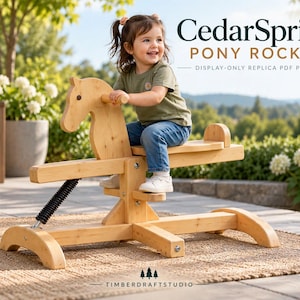 Op de afbeelding: Een lichtgekleurd houten hobbelpaard met een zwart metalen veermechanisme, een platte zitting en een paardvormige kop. De tekst CedarSpring PONY ROCKER DISPLAY-ONLY REPLICA PDF PLANS en TIMBERDRAFTSTUDIO is zichtbaar in de afbeelding.