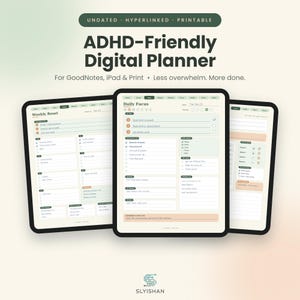 Może przedstawiać: Cyfrowy planer ADHD-Friendly wyświetlany na trzech ekranach tabletów. Interfejs zawiera stronę cotygodniowego resetu, stronę dziennego skupienia z listami zadań i harmonogramem. Tekst zawiera "Undated, Hyperlinked, Printable" oraz "Less overwhelm. More done."