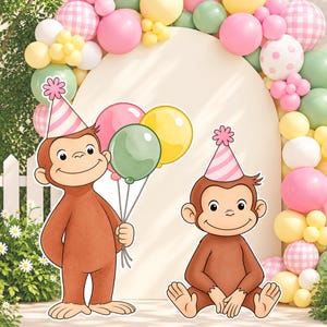 Puede incluir: Dos monos de dibujos animados marrones con gorros de fiesta a rayas rosas y blancas. Un mono está de pie sosteniendo tres globos en rosa, amarillo y verde, mientras que el otro mono está sentado en el suelo. Los personajes están ante globos.
