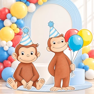 Op de afbeelding: Twee Curious George aap-uitsparingen, één zittend en één staand, beide met blauw-wit gestreepte feesthoedjes. De staande aap houdt een tros van drie ballonnen in rood, geel en blauw vast. De figuren zijn in cartoonstijl geïllustreerd.