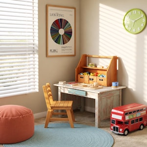 Può includere: Una scrivania in legno con finitura chiara e usurata, una sedia in legno abbinata e un organizer da scrivania in legno con tre cassetti. Un giocattolo a forma di autobus a due piani rosso si trova sul pavimento accanto a un tappeto blu.
