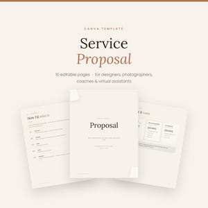 Op de afbeelding: Een Canva-sjabloon voor een servicevoorstel met tien bewerkbare pagina's. Het document toont de tekst Service Proposal, How I'd solve it en Proposal met secties voor projectdetails, prijzen en klantinformatie in een neutraal kleurenpalet.