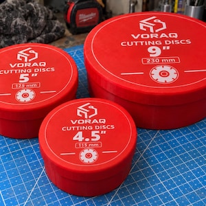 Puede incluir: Tres contenedores de almacenamiento redondos de color rojo para discos de corte Voraq. Las tapas presentan texto y gráficos en blanco, incluyendo los tamaños de 4.5 pulgadas (115 mm), 5 pulgadas (125 mm) y 9 pulgadas (230 mm) con la marca.