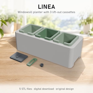 Puede incluir: Macetero de alféizar LINEA con 3 casetes extraíbles. La base rectangular gris contiene tres insertos cuadrados de color verde salvia. Se incluyen una tapa cuadrada gris oscuro, una pequeña pieza rectangular verde y un diminuto componente circular gris oscuro.