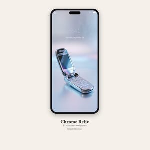 Könnte beinhalten: Ein Smartphone mit einem digitalen Hintergrundbild eines silbernen Klapphandys in geöffneter Position. Auf dem Bildschirm sind die Uhrzeit 9:41 Uhr und das Datum Donnerstag, 24. September zu sehen. Darunter steht Chrome Relic 8 Lockscreen Wallpapers.