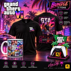 Op de afbeelding: Een zwart t-shirt met een Grand Theft Auto VI logo, een witte keramische mok met een collage van gamepersonages en voertuigen, en een zwarte controllerstandaard met groene palmbomen en een Rockstar Games logo voor een spelcomputer.