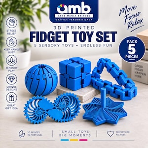 Pode incluir: Um conjunto de cinco brinquedos sensoriais azuis impressos em 3D, incluindo uma esfera, um cubo, uma corrente articulada, um mecanismo de engrenagens e um spinner em forma de estrela. O texto diz 3D PRINTED FIDGET TOY SET, 5 SENSORY TOYS, PACK 5 PIECES.