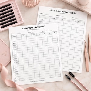 Könnte beinhalten: Zwei weiße Inventar-Tracking-Blätter aus Papier für Wimpernbedarf. Ein Blatt trägt den Titel LASH TRAY INVENTORY mit Spalten für Lockentypen und Zeilen für Längen von 6mm bis 25mm. Das andere Blatt ist für die Bestandsaufnahme von Wimpernartikeln.