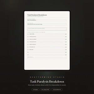 Puede incluir: Una plantilla digital de desglose de parálisis de tareas en la pantalla de una tableta. El formulario incluye campos para detalles de tareas, una sección para el paso más pequeño y una lista numerada con casillas. Texto: Scattermind Studio.