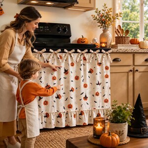 Op maat gemaakte Halloween-ovenrok, gepersonaliseerd gordijn voor het fornuis in boerderijstijl met pompoenen, vleermuizen en heksen, aangepaste tekst of patroon, decoratie voor een landelijke keuken