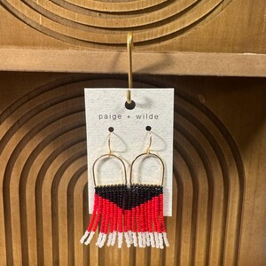 Boucles d'oreilles à franges faites main en perles rouges, noires et blanches | Boucles d'oreilles longues en perles de rocaille | Boucles d'oreilles bohèmes western en forme d'arche