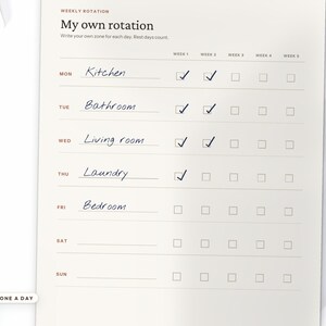 Może przedstawiać: Kremowy arkusz tygodniowego planera rotacji z nagł&oacute;wkiem My own rotation oraz tekstem Write your own zone for each day. Rest days count. Zawiera wiersze na dni tygodnia, odręcznie wpisane zadania oraz kolumny na pięć tygodni z zaznaczonymi ptaszkami.
