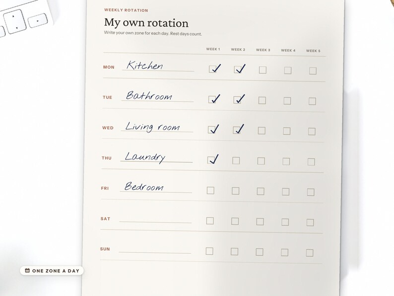 Może przedstawiać: Kremowy arkusz tygodniowego planera rotacji z nagł&oacute;wkiem My own rotation oraz tekstem Write your own zone for each day. Rest days count. Zawiera wiersze na dni tygodnia, odręcznie wpisane zadania oraz kolumny na pięć tygodni z zaznaczonymi ptaszkami.