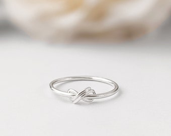 Minimalist Infinity Ring in Sterling Silver, Love and friendship ring, round wire infinity symbol