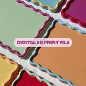 Op de afbeelding: Een verzameling rechthoekige dienbladen met golvende, opstaande randen in diverse kleuren, waaronder lichtblauw, mintgroen, magenta, oranje, geel en rood. De tekst "DIGITAL 3D PRINT FILE" staat in het midden in het roze afgebeeld.