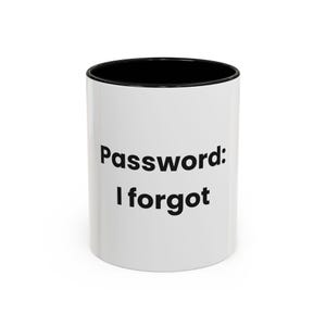 Peut inclure: Un mug en céramique blanc avec un intérieur et un bord noirs. L'extérieur présente le texte imprimé en noir Password: I forgot, centré sur la face avant. Le mug a une forme cylindrique avec une finition lisse et une base solide et robuste.
