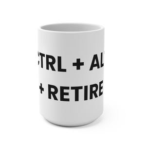 Könnte beinhalten: Ein weißer Keramikbecher mit schwarzem Text auf der Vorderseite. Der Text ist in zwei Zeilen angeordnet und lautet CTRL + ALT + DELETE, wobei das Wort DELETE durch das Wort RETIRE ersetzt wurde, was den Ausdruck CTRL + ALT + RETIRE ergibt.