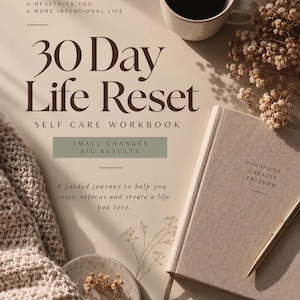 以下が含まれることがあります： ベージュの表紙の30 Day Life Resetセルフケアワークブック。A Calmer Mind, A Healthier You, A More Intentional Life, Small Changes Big Results, Discipline Creates Freedomという文字が記され、コーヒーマグとゴールドのペンが添えられています。